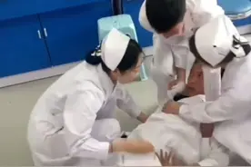 被学医耽误了 医学生模仿癫痫病发作演技爆表图片