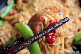 分享五花肉豆角焖面的好吃做法，香而不腻，简单美味，家人特爱吃图片