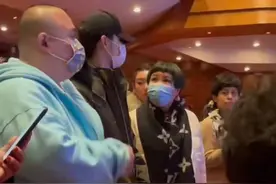 郭德纲老婆富贵出街，戴万元奢侈围巾气场足，手上超大钻戒太耀眼图片