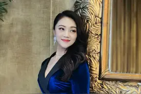 玖月奇迹王小玮，36岁穿金丝绒套装秀“凹凸”身材，王小海有福了图片