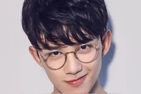 戴上眼镜后的吴磊，真是又斯文又“败类”图片