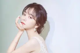 女星红毯比美：奚梦瑶性感小黑裙，热巴戴皇冠，杨幂少女感图片