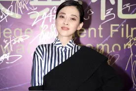 梅婷真是气质型女神，衬衫裙搭条针织披肩现身，也能美得高雅大气图片