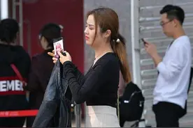 上市公司的高管，每天穿“拖鞋”上班，男同事都被她俘获图片