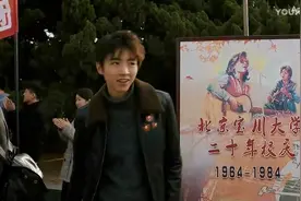 小伙很皮啊，捉弄保安一愣一愣的视频封面