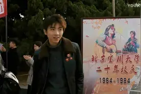 小伙很皮啊，捉弄保安一愣一愣的视频封面