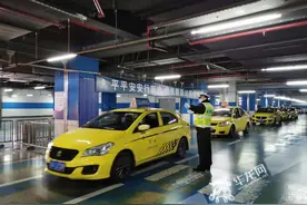 网约车司机线下揽客 到目的地后300元车费涨到700元图片