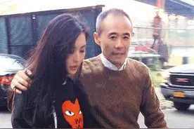 70岁王石：每月有百万退休金，小30岁明星妻子和幼女陪在身边图片
