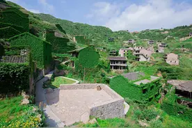 曾经的繁华小村成"鬼村"，3000村民"消失"，整个村子被坟墓围绕图片