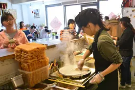 夫妻俩不在工地搬砖了，转行卖煎饼，年赚120万，这思路没毛病图片