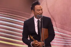 65岁的任达华，打破金鹰奖2项纪录，家里桃心抱枕更是引人注意图片