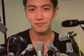 博关注？柯震东房祖名直播时假装开记者会道歉：对不起我们犯法了图片