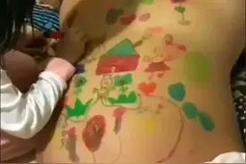 妈妈外出，爸爸和女儿睡觉，回来后眼前的画面，笑的直不起腰！图片
