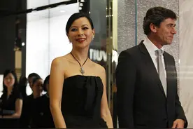 奔六的李美凤真会藏龄，抹胸裙尽显熟女风范，看身材还像20多图片