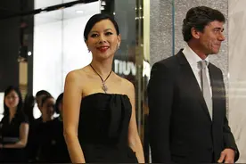 奔六的李美凤真会藏龄，抹胸裙尽显熟女风范，看身材还像20多图片