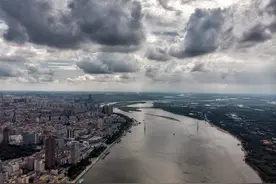 哈尔滨上空一半乌云一半蓝天，震撼大片正在上演图片