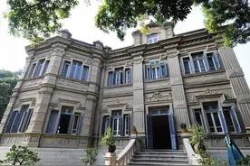 他从理发师逆袭成首富，巅峰时比马云还有钱，只因他懂这3个定律图片