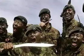 以前是实战需求，现在是观赏表演，军队士兵咬刀有什么作用？图片
