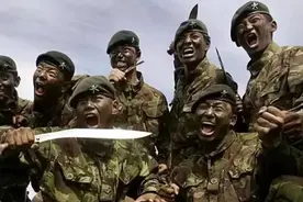 以前是实战需求，现在是观赏表演，军队士兵咬刀有什么作用？图片