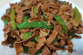青椒与素捆蹄搭配，简单易做，清爽不腻，5分钟就能搞定图片