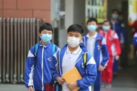 校服统一之后，又有一种“新型攀比”悄然兴起，男同学尤为严重图片
