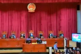 现场直播！驱赶律师还爆粗口 海口一审判长庭审失态惹争议视频封面
