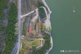 航拍济南卧虎山水库，山青水秀美如画，湖边还有一个口袋公园图片