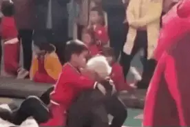 暖哭朋友圈的瞬间：这世上最爱孩子的人，或许不是妈妈图片