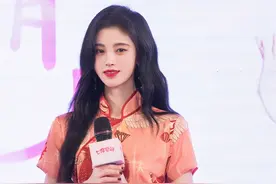 鞠婧祎终于穿上了旗袍，脚踩奶油高筒靴，一出场就惊艳了图片