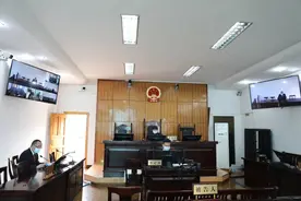 袭击驾车警察，导致警车发生车祸，判刑1年图片