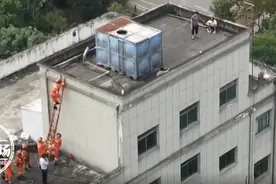 年轻女子欲跳楼 瞬间反应下 被他一把抱了下来图片
