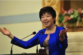 于丹：被北大学生轰下台，跌落国学大师的神坛，她做错了什么？图片