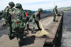 武警第一机动总队某支队开展铁路装载训练 提升远程投送能力图片