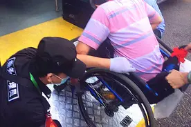 坐轮椅乘公交难在哪？记者跟随体验发现无障碍顺畅出行还差这两点图片