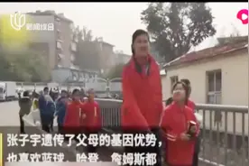 小学六年级女生身高2米1，男同学：我们长了6年，还没她一年级高视频封面