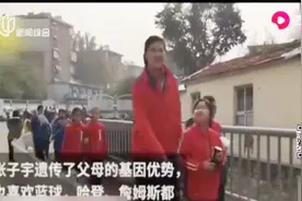 小学六年级女生身高2米1，男同学：我们长了6年，还没她一年级高视频封面