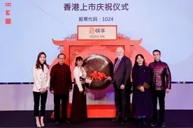 快手上市 安徽女孩参与敲锣仪式图片