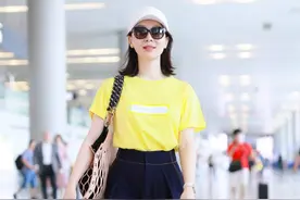 真正见过大世面的女人，穿T恤很少配牛仔裤，看陈数刘涛就知道了图片