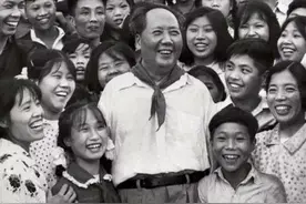 1959年，两位少年为毛主席献鲜花、系红领巾，他们12年后成了夫妻图片