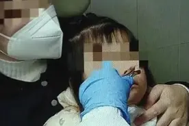 女童模仿“豌豆射手”鼻孔塞异物，母亲从她嘴里掏出塑料珠图片