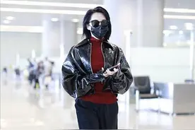 54岁许晴真会打扮，红黑配色大方得体，“上亮下暗”式穿搭够高级图片