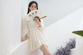 赵丽颖泡泡袖白裙仙气十足，但是减肥用力过猛，锁骨太突出好吓人图片
