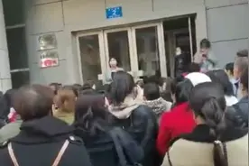 大批百万医疗险即将停售，保险代理人“反水”保险公司，场面火爆图片