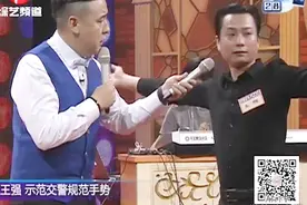 大叔现场示范交警规范手势，给大家上一课，长见识了视频封面