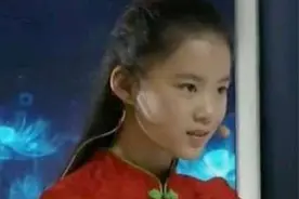 初中小姑娘拿玉块鉴宝，被众人嘲笑，专家：古人见了它都得跪着图片