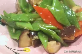 为什么饭店的扁豆那么好看？今天我教你做香菇炒扁豆，色泽翠绿图片