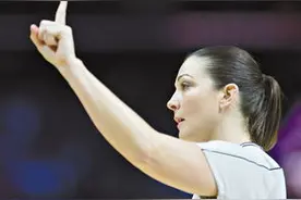 NBA最美女裁判被人咸猪手，场面一度十分尴尬，球迷们纷纷吐槽图片