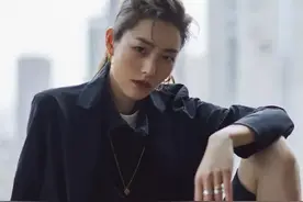 大表姐刘雯东山再起，代言国际大牌，曾“自杀式毁约”赔1.6亿图片