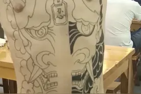 15岁少年胸前满是“鬼头”文身，家长求洗掉并退钱遭拒，店家：早前有签保证书图片