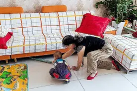 老一辈总这样逗孩子，让人恶心又膈应，家长该站出来绝不能心软图片